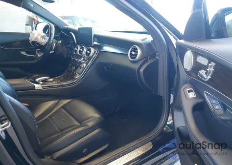 2017 Mercedes-Benz C 300 Sport 4Matic z USA, uszkodzony, nr VIN 55SWF4KB8HU181469